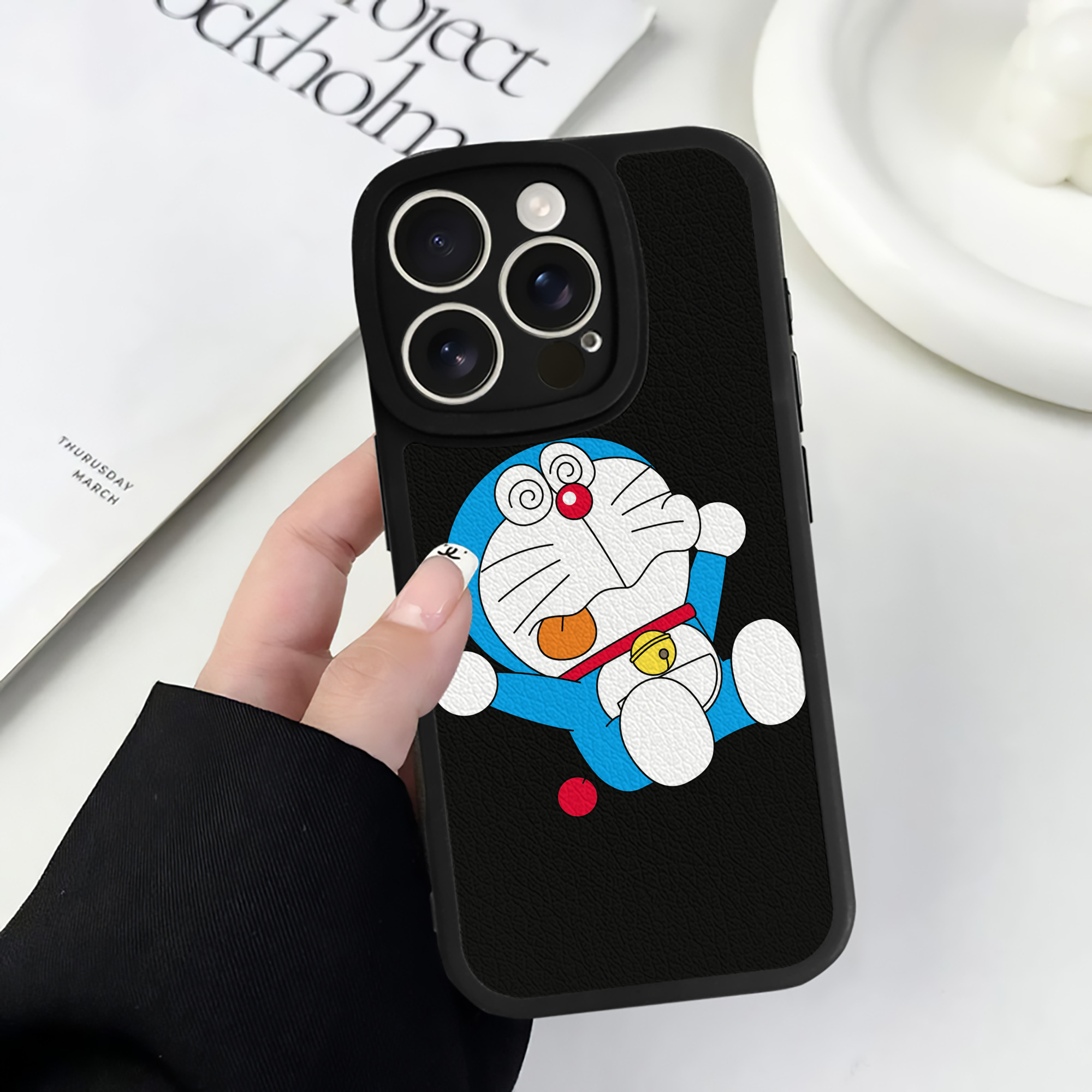 （画像用） ドラえもん Doraemon 【iPhone 16シリーズ対応】シリコンスマホケース（レザー調） 材質：シリコン